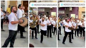 Un músic es fa viral per la seua passió amb els platerets en els Moros i Cristians de Xàbia
