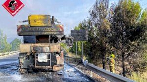 Incendi de camió-grua a Monòver: Les rodes ixen comiats a 30 metres Incendi de camió-grua a Monòver: Les rodes ixen comiats a 30 metres