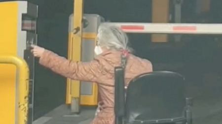 Accede a un parking de Benidorm con su silla de ruedas