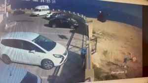 Un parapentista se estrella contra el suelo en Santa Pola Un parapentista se estrella contra el suelo en Santa Pola
