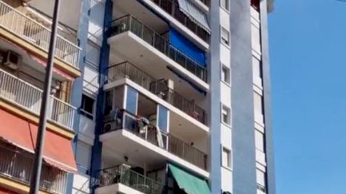 Pavoroso incendio en la sexta planta de unos apartamentos de Cullera