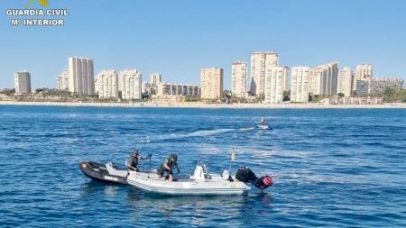 Tres menors i el patró cauen a la mar des d'una embarcació en una platja d'El Campello