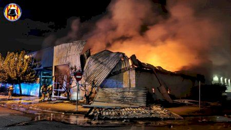 Les flames devoren una nau de cosmètics a Sagunt