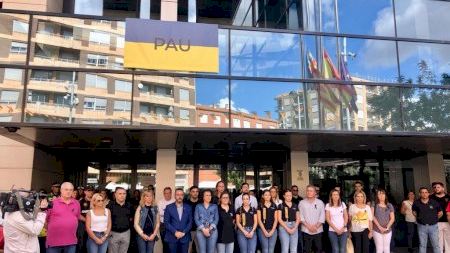 Multitudinario minuto de silencio por el hombre fallecido ayer en los 'bous al carrer' en Almassora
