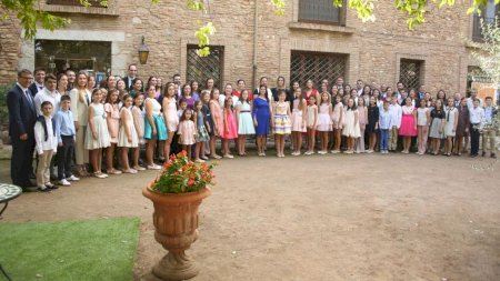 Las comisiones falleras de Burriana y las Reinas Falleras 2023 participan en el posado oficial