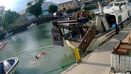 Una mujer cae al agua y queda atrapada por la corriente en el puerto de Cullera