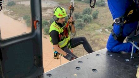 Sacan en helicóptero a los trabajadores atrapados por el agua en un polígono de Quart de Poblet