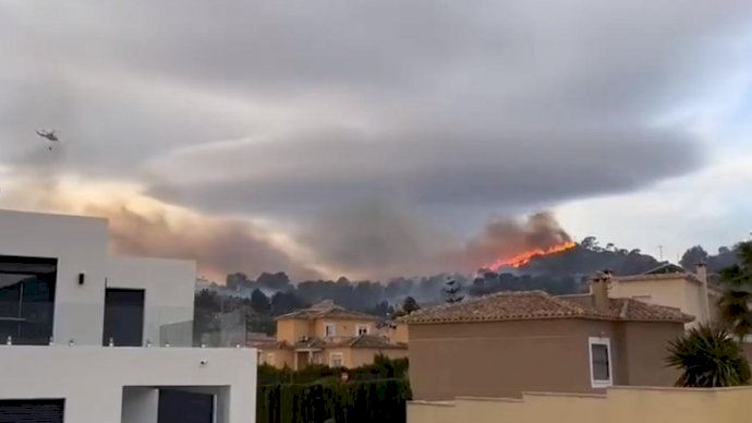 Desalojan a vecinos de sus casas por un incendio forestal en Aigües ...