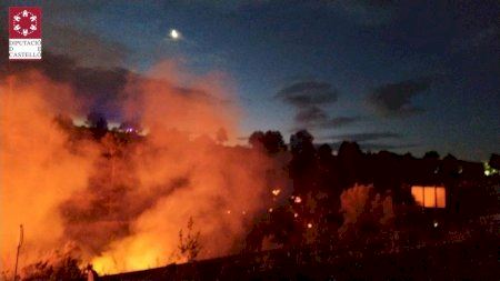 Els bombers controlen un incendi enfront de la carretera de l'Alcora