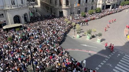 La calor apreta en una mascletà que frega els 30ºC La calor apreta en una mascletà que frega els 30ºC