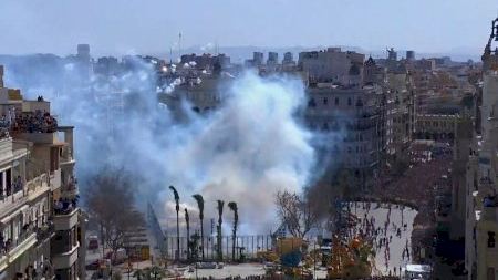 La pirotècnica Saragossana dispara 90 quilos de pólvora en una mascletà ràpida i amb un intens colp final La pirotècnica Saragossana dispara 90 quilos de pólvora en una mascletà ràpida i amb un intens colp final