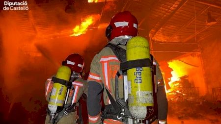 Un violento incendio calcina una fábrica de palets en Almassora