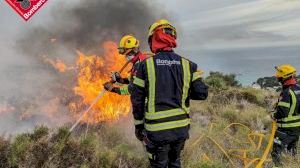 Los vecinos de la cala Llebeig comienzan a regresar a sus casas tras estabilizar el incendio