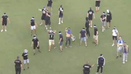Seguidors de l'Hèrcules envaeixen el camp i els jugadors han d'eixir escortats per la Policia