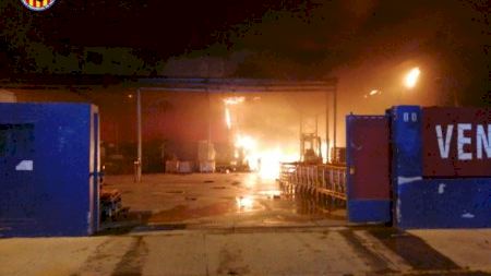Impresionante incendio calcina un bazar chino en Manises y obliga a cortar una línea de metro