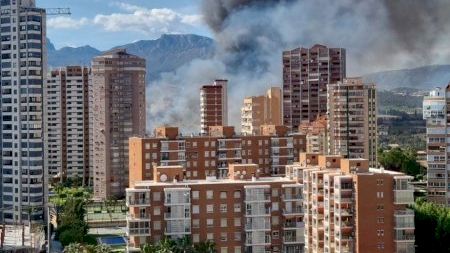 Un aparatoso incendio en Benidorm provoca una gran columna de humo