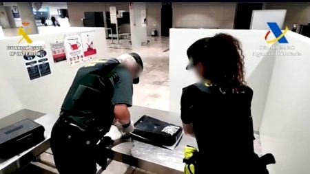 Detenida en l'aeroport d'Alacant per camuflar droga amb un insòlit mètdoe: dins d'una videoconsola