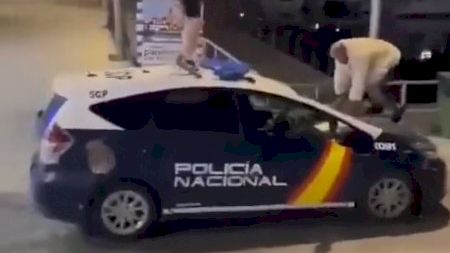 Un jove salta sobre un cotxe de la Policia Nacional a Alacant