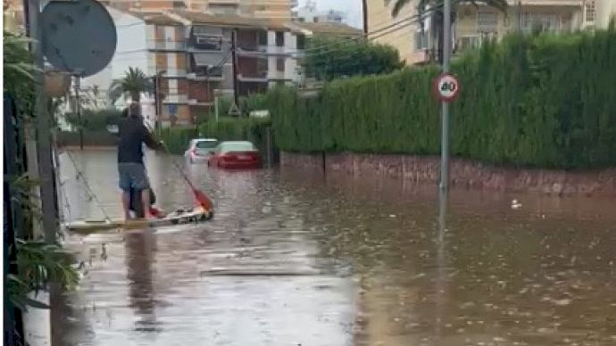 Se inunda Benicàssim y sale con su tabla de surf a navegar