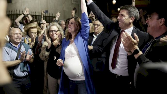 Carlos Mazón es rebut entre crits de 'president' a l'arribada al PP després del trionf en la Comunitat Valenciana