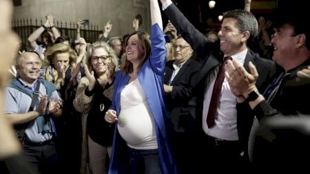 Carlos Mazón es rebut entre crits de 'president' a l'arribada al PP després del trionf en la Comunitat Valenciana