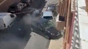 Un cotxe fora de control sembra el caos a Petrer: s'emporta un contenidor i diversos cotxes per davant Un cotxe fora de control sembra el caos a Petrer: s'emporta un contenidor i diversos cotxes per davant