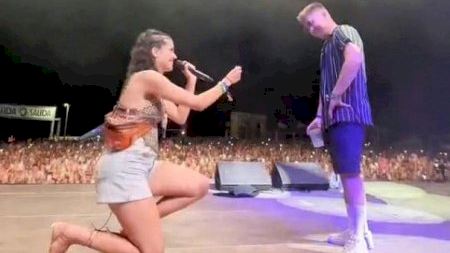 Una parella es dona el 'sí vull' en ple Arenal Sound