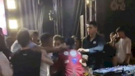 “Estaba pinchando y me has tocado el plato, tete”: Un famoso rapero y un DJ inician una pelea en una discoteca de Alicante