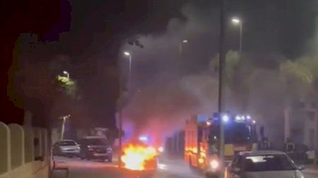 Un coche se incendia en una avenida de Nules ante la atenta mirada de varios vecinos