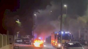 Un coche se incendia en una avenida de Nules ante la atenta mirada de varios vecinos Un coche se incendia en una avenida de Nules ante la atenta mirada de varios vecinos