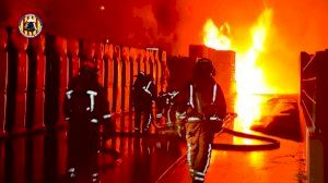 Un peligroso incendio en una empresa química de Potries obliga a desalojar los vecinos de la zona Un peligroso incendio en una empresa química de Potries obliga a desalojar los vecinos de la zona