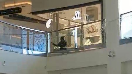 Así ha sido el atraco en Salera: cuatro encapuchados huyen de la joyería