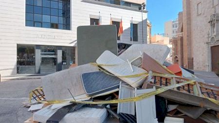VIDEO | Burriana logra el impacto entre la gente: ¿por qué hay una falla de trastos frente al Ayuntamiento?