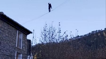 Sorpresa entre los vecinos de un pueblo de Castellón: ¿Qué hace una persona sobre unos cables a metros de altura?