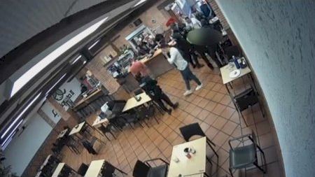 "Que se ahoga, por favor": la Policía Nacional salva la vida de un hombre a punto de morir atragantado en un bar de Alicante
