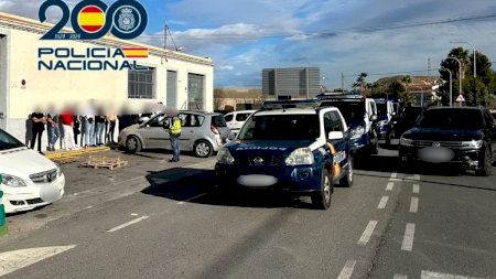 Un bar de Aspe escondía un recinto clandestino para peleas de gallos