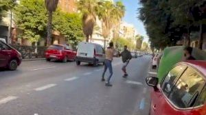 Pelea en Valencia: un grupo de jóvenes se enfrenta en medio de la carretera Pelea en Valencia: un grupo de jóvenes se enfrenta en medio de la carretera