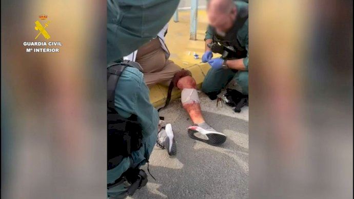 Imágenes sensibles: un hombre acaba ensangrentado tras sufrir el ataque de dos personas en plena calle de Torrevieja