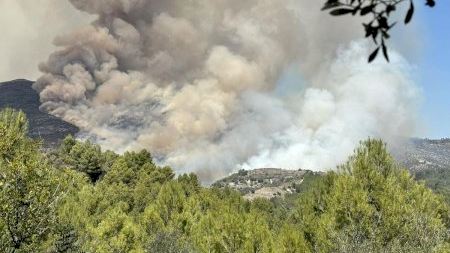Alerta davant el gran incendi declarat entre Tàrbena i Xaló