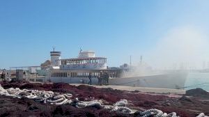 Incendi en el Port de Borriana: crema un vaixell abandonat i genera una densa fumera Incendi en el Port de Borriana: crema un vaixell abandonat i genera una densa fumera