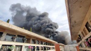 VIDEO | Humareda visible desde toda la Plana: incendio junto al cementerio municipal de Castellón VIDEO | Humareda visible desde toda la Plana: incendio junto al cementerio municipal de Castellón
