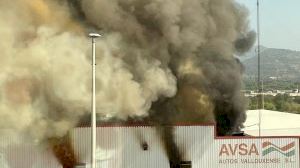 Declarado un incendio en la base de la empresa de autobuses de la Vall d'Uixó Declarado un incendio en la base de la empresa de autobuses de la Vall d'Uixó