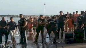 Sorpresa en la playa del Arenal de Burriana: aparecen fardos de droga ante la mirada atónita de los bañistas Sorpresa en la playa del Arenal de Burriana: aparecen fardos de droga ante la mirada atónita de los bañistas