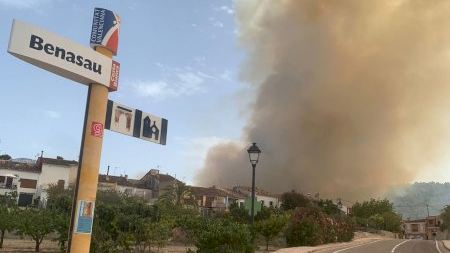 La calor esperona un incendi forestal a Benasau (Alacant)