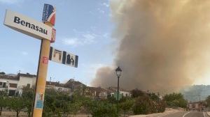 El calor espolea un incendio forestal en Benasau (Alicante) El calor espolea un incendio forestal en Benasau (Alicante)