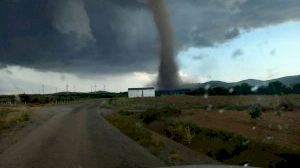 Un insólito tornado y piedras de granizo barren la provincia de Castellón Un insólito tornado y piedras de granizo barren la provincia de Castellón