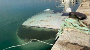 Un barco abandonado se hunde en el puerto de Burriana