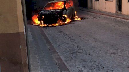 Un vehicle es cala foc en ple carrer a Vila-real
