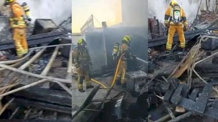 Un incendio arrasa una nave de compraventa de coches en Torrevieja