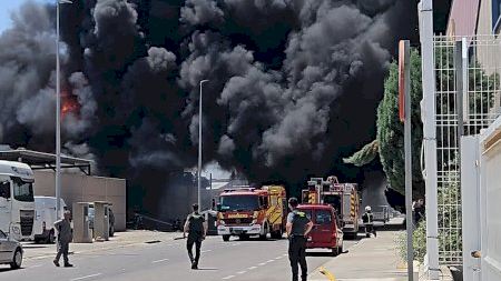 Paorós incendi en un desballestament de Borriana